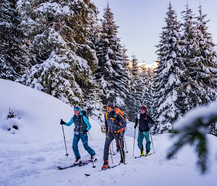 Frühjahr = Skitourenzeit © TVB Großarltal / Peter Maier Drei Skitourengeher wandern durch verschneiten Wald