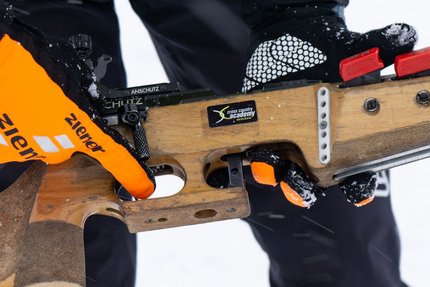 How to Hobbybiathlon
© Region Seefeld Person hält Biathlon-Gewehr mit orangenen Handschuhen im Schnee