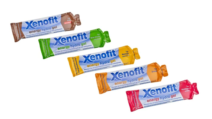 Warum ist Zink im Langlaufsport wichtig? © Xenofit GmbH Fünf bunte Xenofit-Energy-Hydro-Gel-Päckchen auf weißem Hintergrund