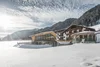 Sammelanfragen © Manuel Kottersteger Hotel Vier Brunnenhof im verschneiten Tal vor bewaldetem Berg
