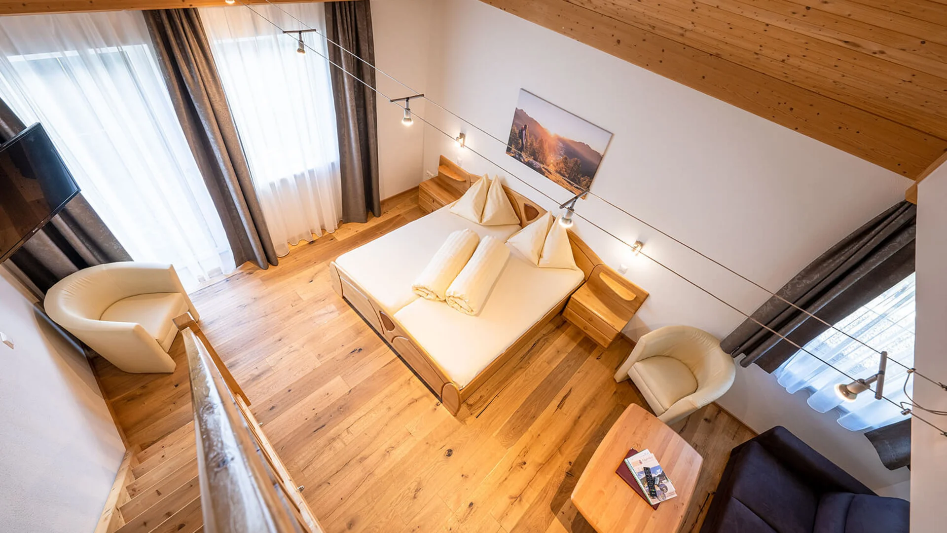 Hotel Eggerhof *** © Franz Gerdl Helles Schlafzimmer mit Holzdecke, Doppelbett und Sitzbereich