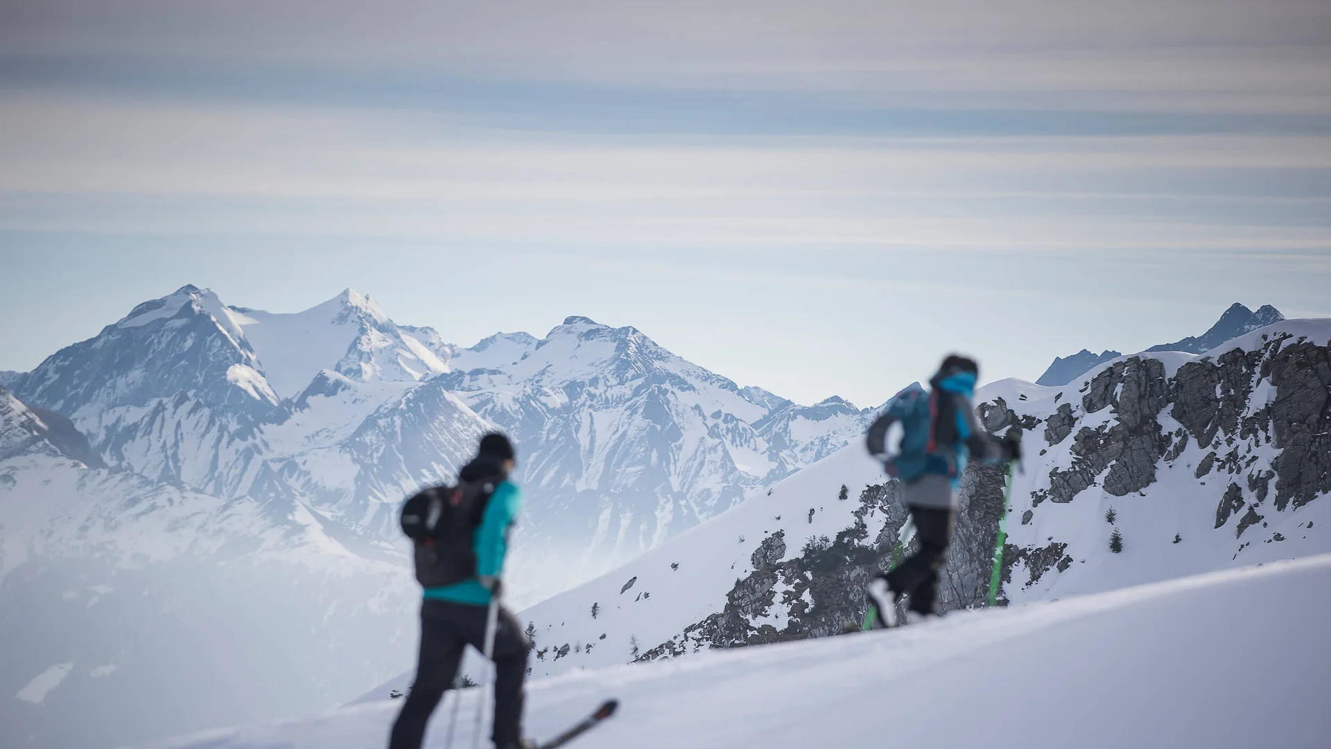 Skitouren Urlaub in Ratschings © Ratschings Tourismus - Manuel Kottersteger Zwei Skifahrer auf verschneitem Berg mit schneebedeckten Gipfeln im Hintergrund