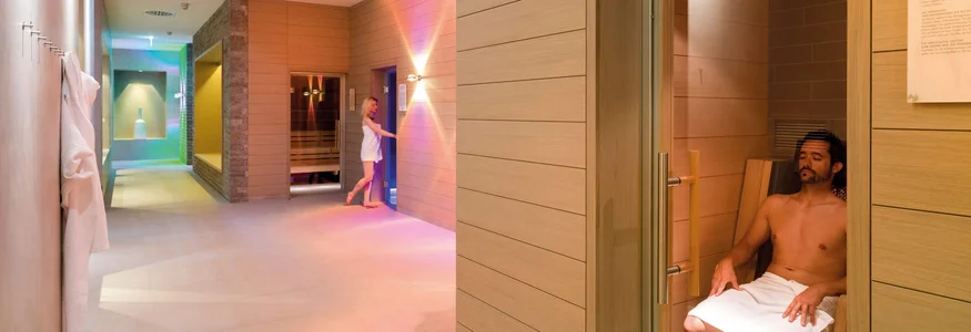 Mann entspannt in Sauna, Frau öffnet Tür zum Wellnessbereich