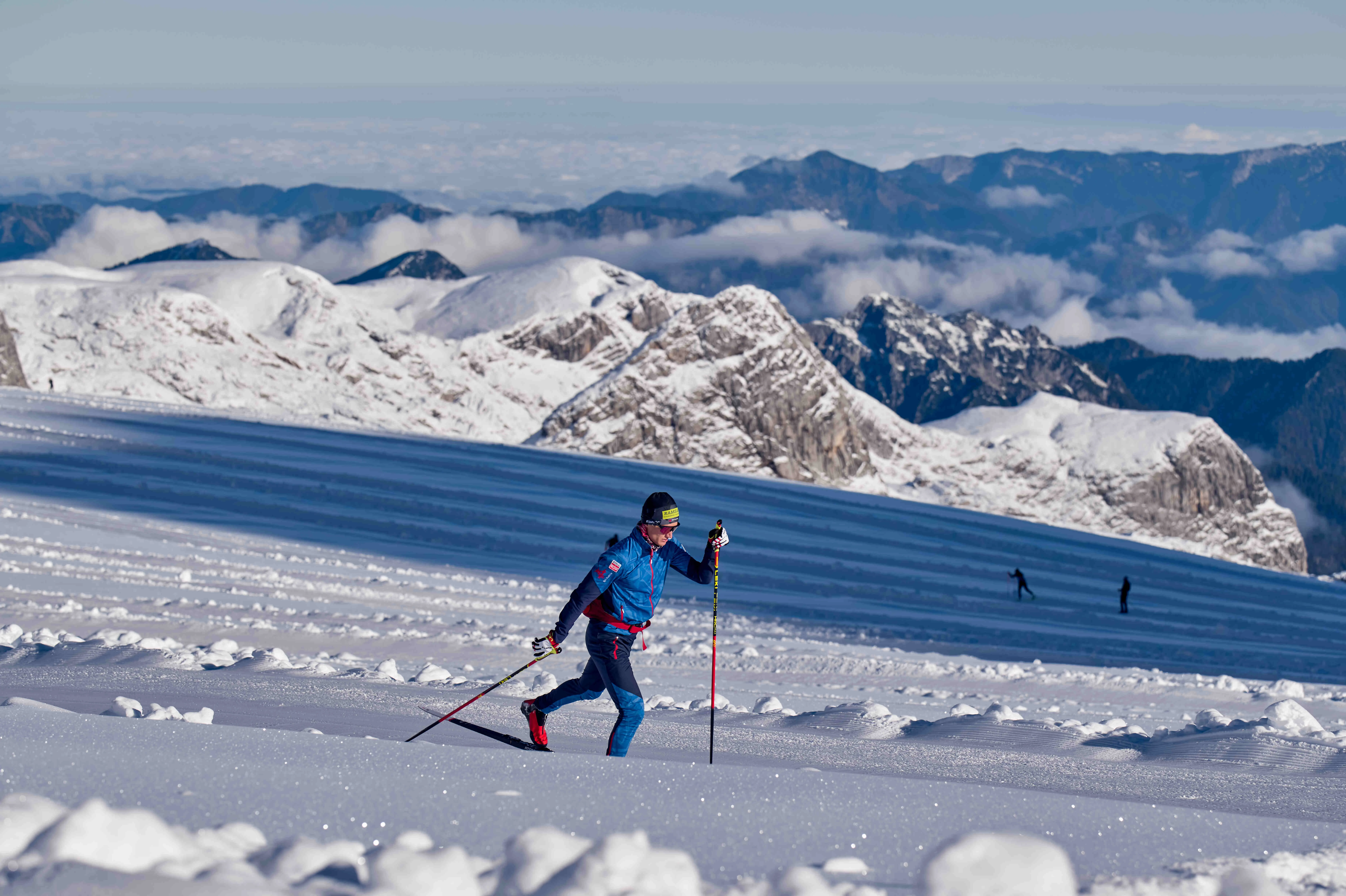 Schneesicher langlaufen: Wo Snowfarming in Österreich frühen Saisonstart möglich macht
© Felgenhauer-xc-ski Skilangläufer trainiert auf schneebedecktem Berg mit Alpen im Hintergrund