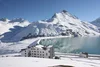 Sammelanfragen © Berggasthof Piz Buin GmbH Schneebedeckte Berge und See mit weißem Gebäude im Vordergrund