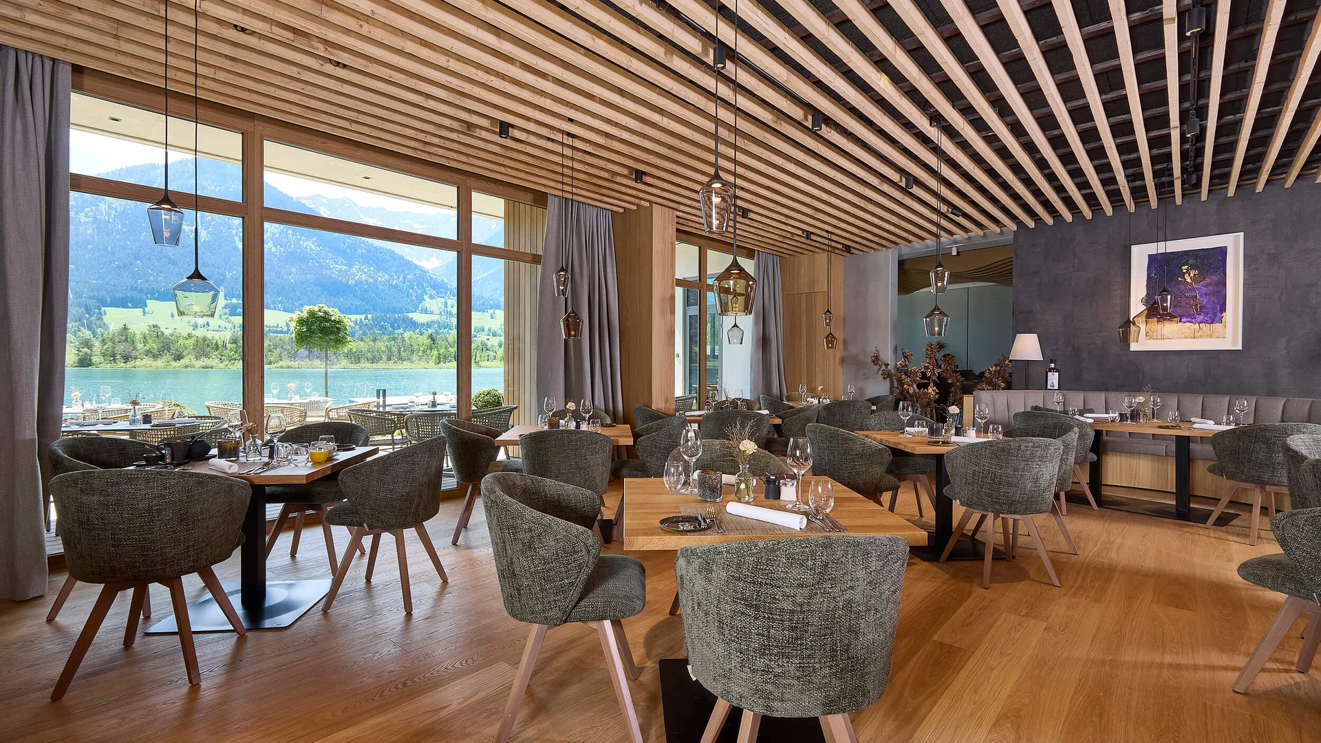 Modernes Restaurant mit Bergblick und Holzmöbeln