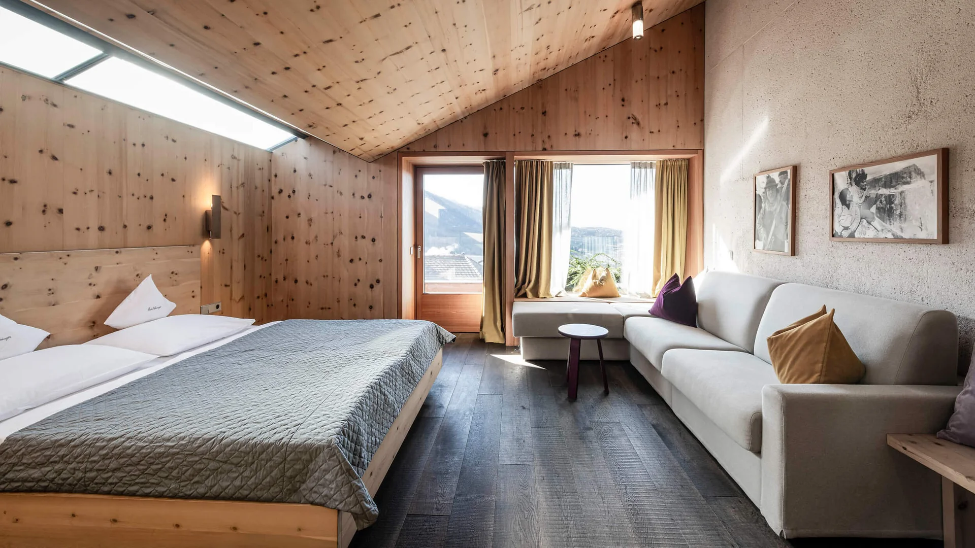 Modernes Schlafzimmer mit Holzvertäfelung und großem Fenster