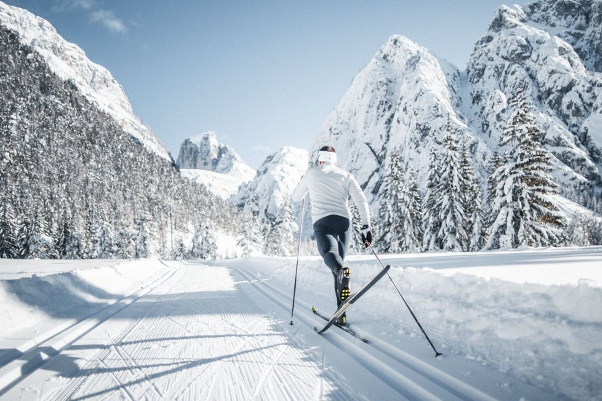 Langlauf Urlaub © Manuel Kottersteger Langläufer im weißen Outfit in verschneiter Berglandschaft