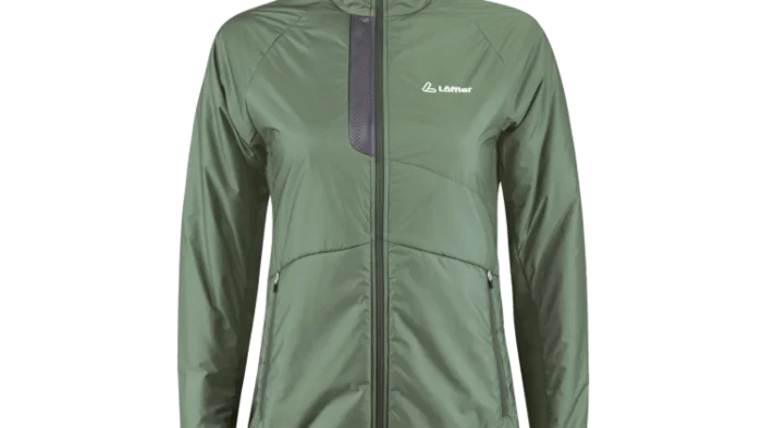 Grüne Outdoorjacke mit Reißverschluss und Logo auf der Brust