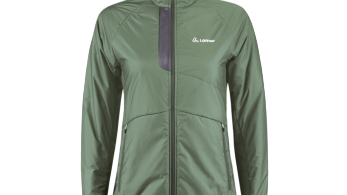 Grüne Outdoorjacke mit Reißverschluss und Logo auf der Brust