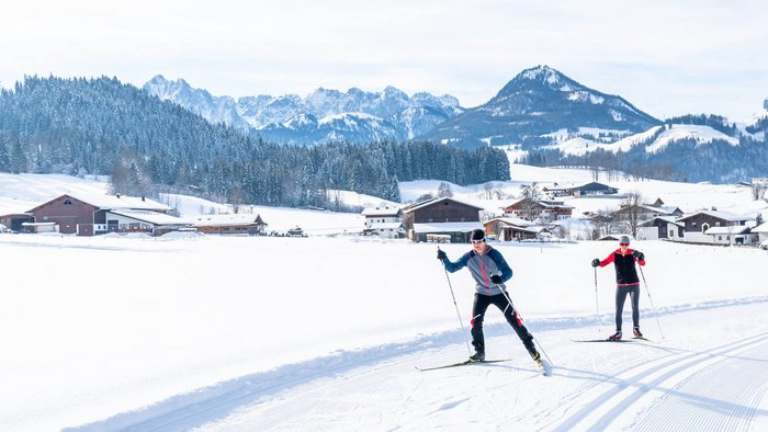 How to Hobbybiathlon
© Tourismusverband Kaiserwinkl Zwei Langläufer auf verschneiter Loipe in alpiner Winterlandschaft