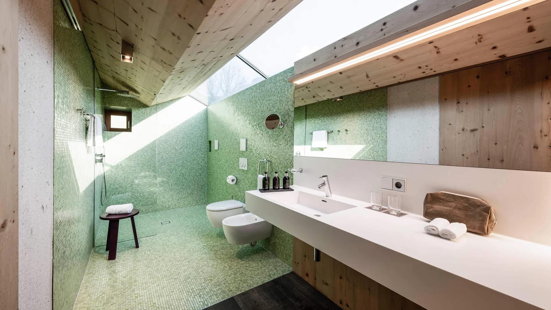 Modernes Badezimmer mit grünen Fliesen und Holzdecke