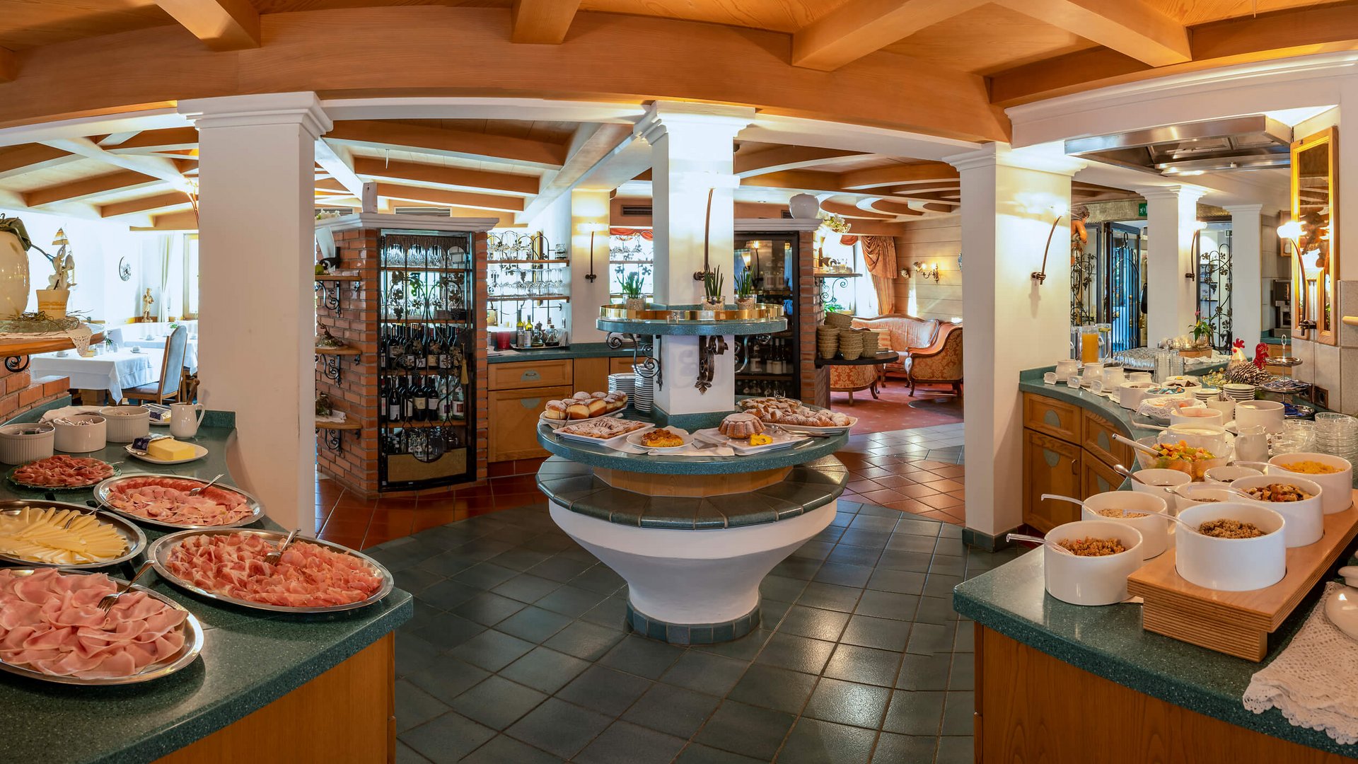 Buffet mit Aufschnitt, Gebäck und Müsli in einem rustikalen Restaurant