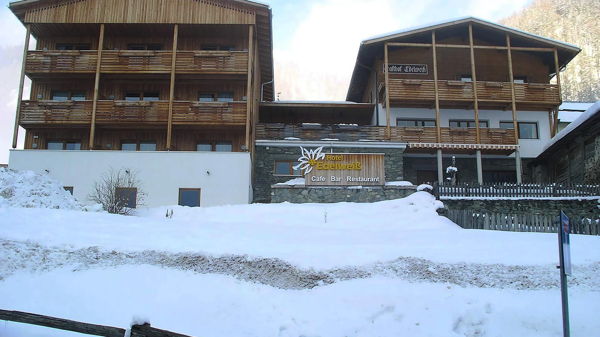 Verschneites Hotel Edelweiss mit Holzbalkonen