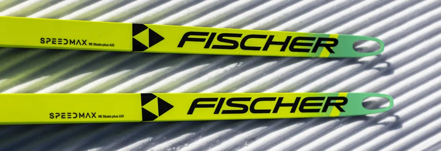 Nordic-Race-Skating-c-Fischer-Sports-GmbH © Fischer Sports GmbH Zwei gelb-grüne Fischer Speedmax Langlaufski auf präparierter Loipe