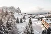 Sammelanfragen © Hannes Niederkofler Winterlandschaft mit schneebedeckten Bäumen und Berghotel
