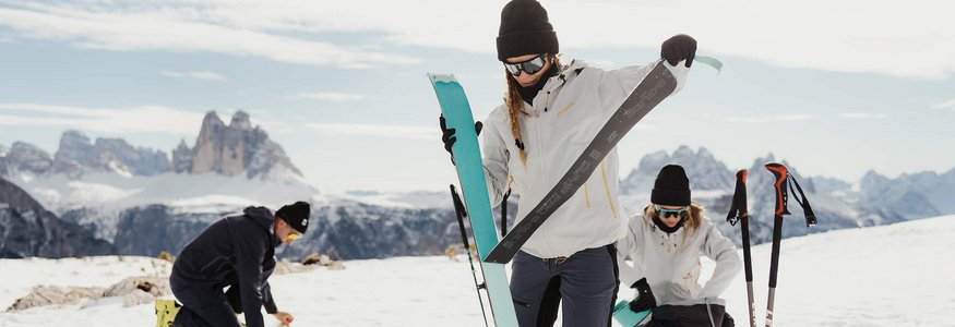 HOW TO SKITOUR © Alex Moling Personen bereiten Ski und Ausrüstung auf schneebedecktem Berg vor