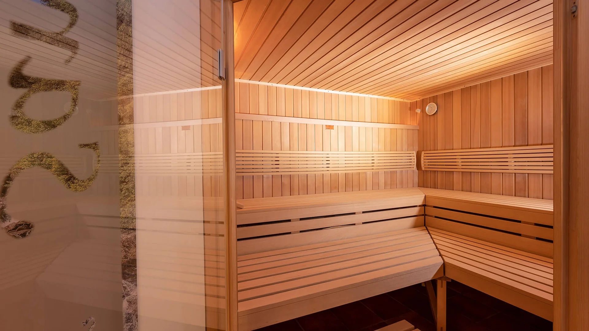 Hotel Eggerhof *** © Franz Gerdl Leere Sauna aus Holz mit Bank und Glasschiebetür