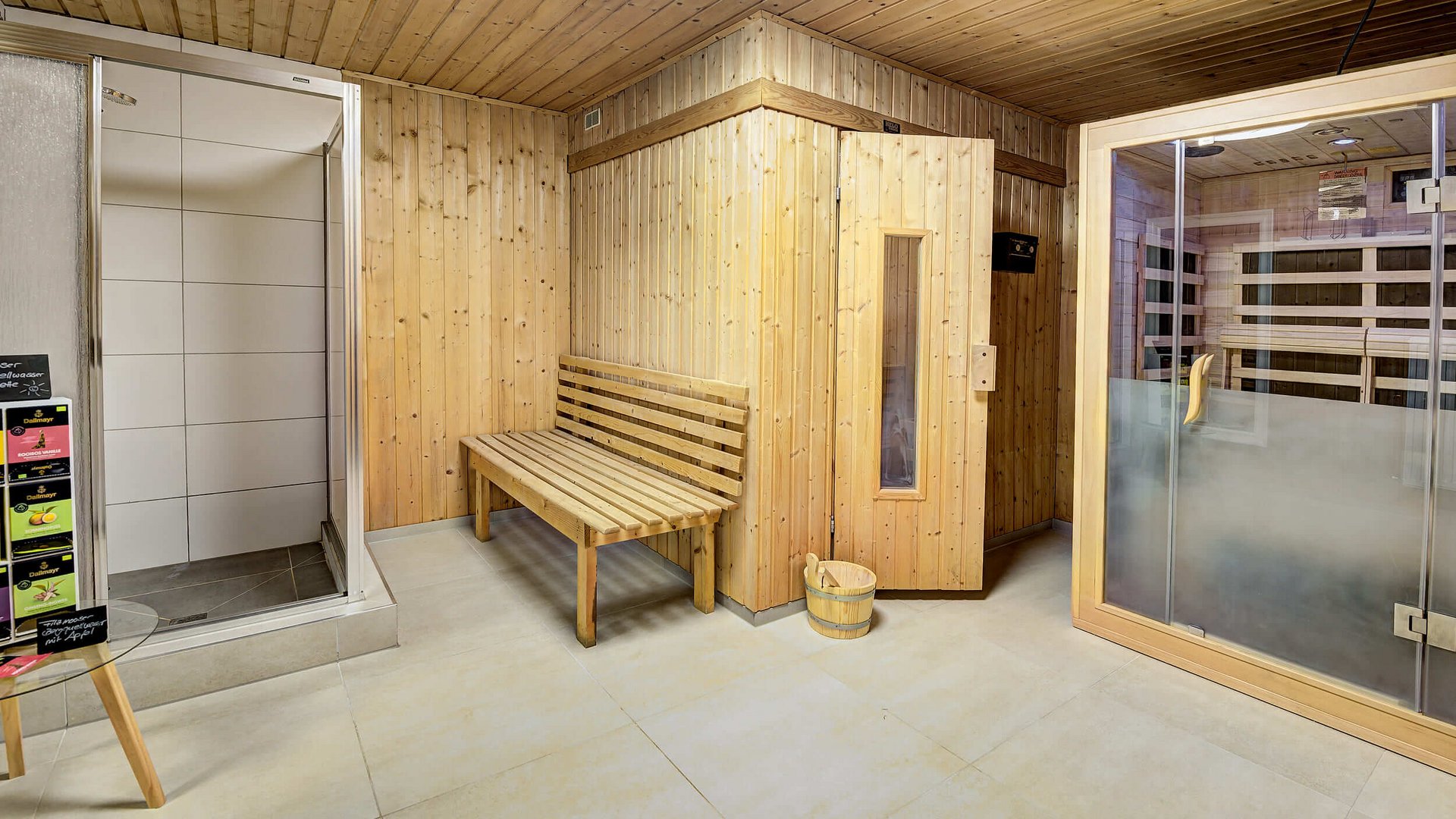 Saunabereich mit Holzbänken und Duschkabine
