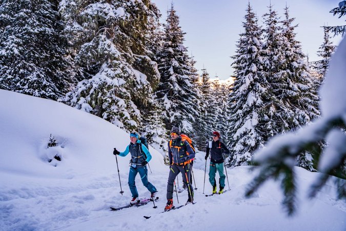 Langlauf Urlaub © TVB Großarltal / Peter Maier Drei Skitourengeher wandern durch verschneiten Wald