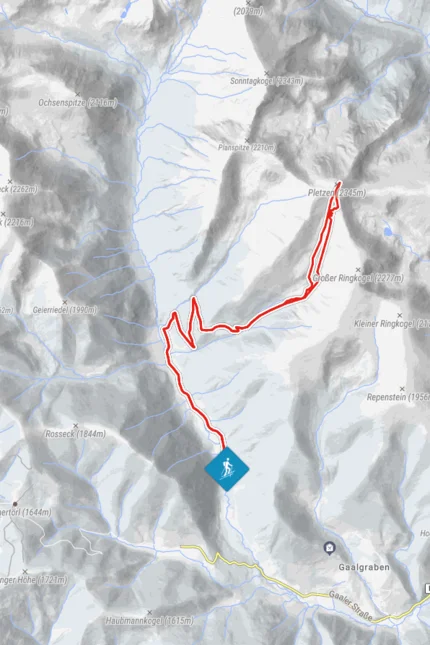 Wanderroute auf einer Bergkarte mit Höhenlinien und Flüssen
