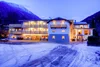Sammelanfragen © Lebesmühlbacher Beleuchtetes Hotel vor schneebedeckten Bergen am Abend