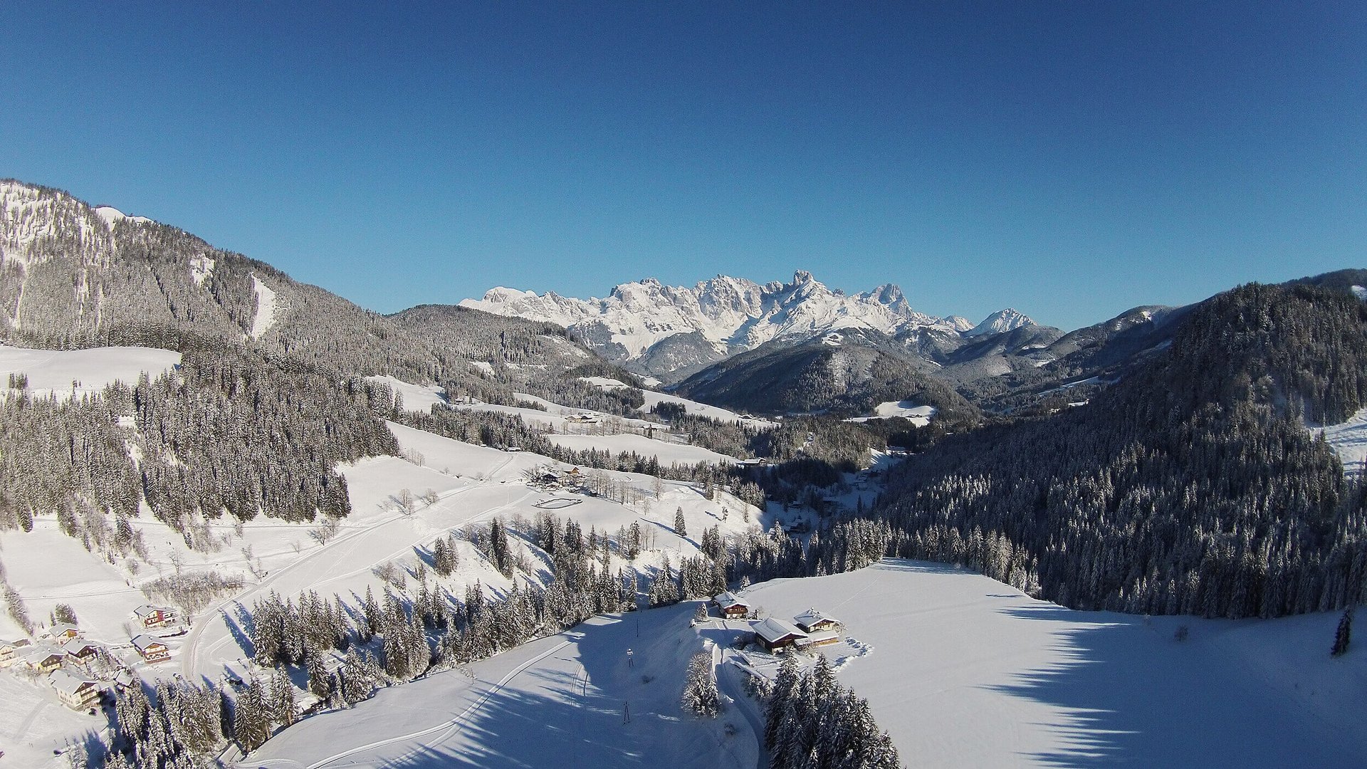 Skitouren Urlaub im Tennengau © Berghotel Lämmerhof Schneebedeckte Alpenlandschaft unter klarem blauem Himmel