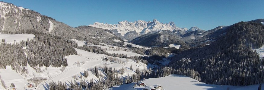 Tennengau © Berghotel Lämmerhof Schneebedeckte Alpenlandschaft unter klarem blauem Himmel