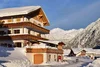 Sammelanfragen © Cavosi Schneebedecktes Chalet vor Berglandschaft in klarem Winterwetter