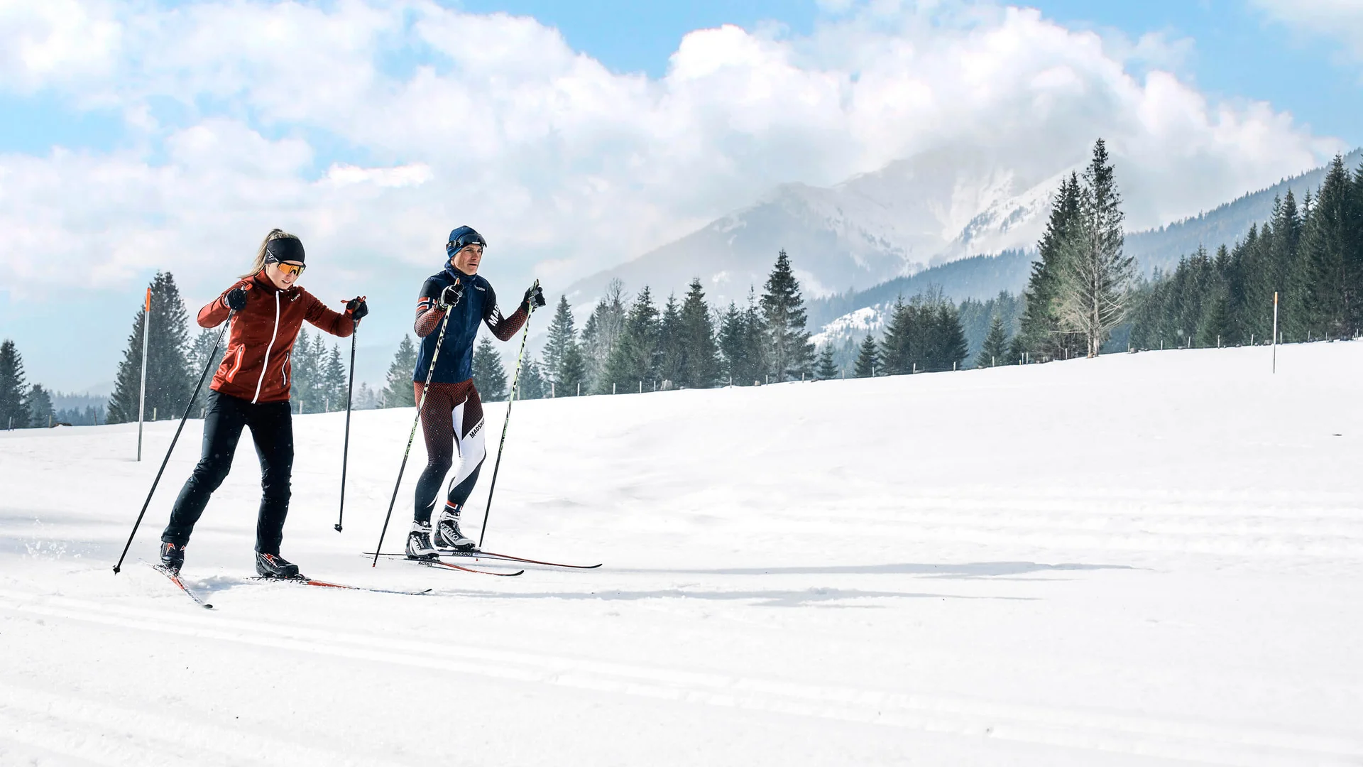 Langlauf Urlaub im Murtal © Robert Maybach Zwei Personen beim Langlaufen auf verschneiter Landschaft mit Bergen im Hintergrund