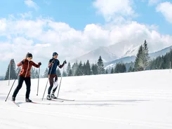 Murtal © Robert Maybach Two people cross-country skiing on snowy terrain with mountains behind