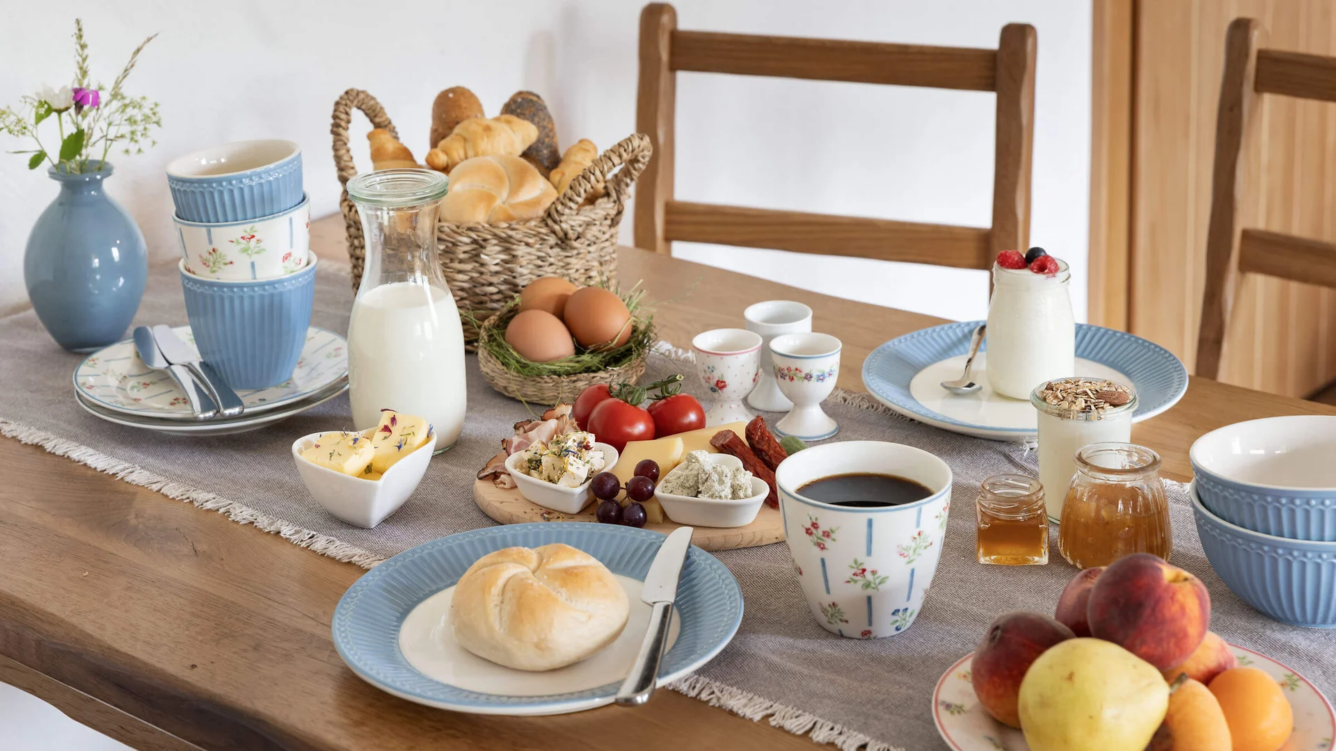 SLOHO Bergurlaub Apartments © Cathrine Stukhard Frühstückstisch mit Brot, Eiern, Käse, Obst, Kaffee und Milch