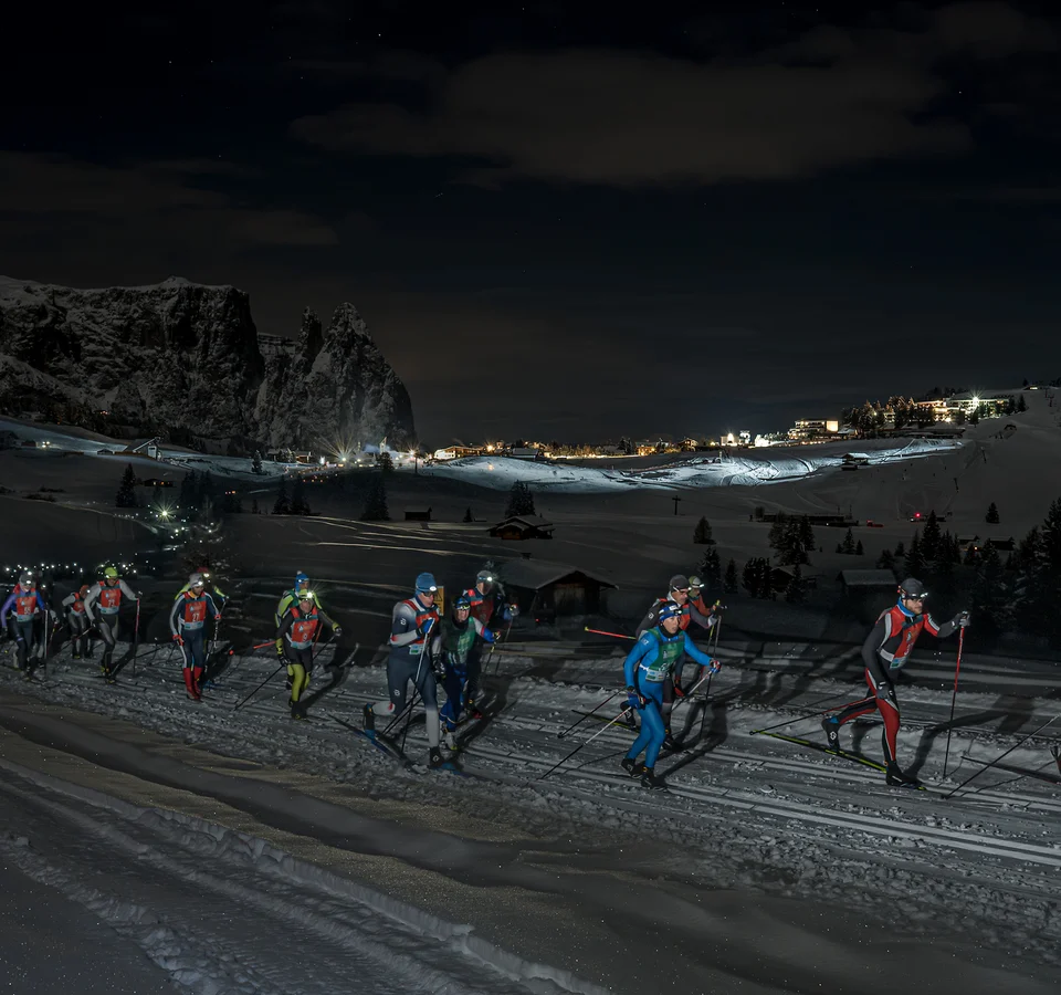 Moonlight Classic Seiser Alm 2027 © FotoArmin Skilangläufer bei Nacht auf verschneiter Loipe unter dunklem Himmel
