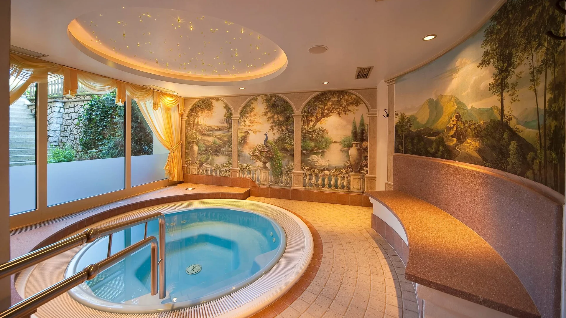 Hotel Brunnerhof © Hotel Brunnerhof der Brunner Christina & Co. KG Innen whirlpool mit dekorativen wandgemälden und sitzbank
