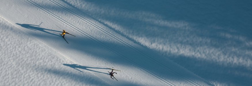 Langlaufen am Wachlsee © Mathäus Gartner Zwei Langläufer auf schneebedeckter Spur mit langen Schatten im Morgenlicht