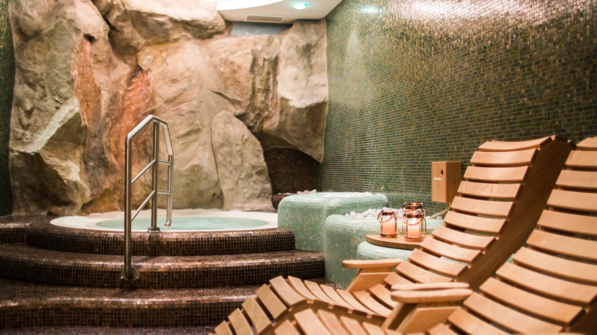 Hotel Union ***S © Roberta De Min Innenansicht eines luxuriösen Wellnessbereichs mit Holzliegen und Whirlpool