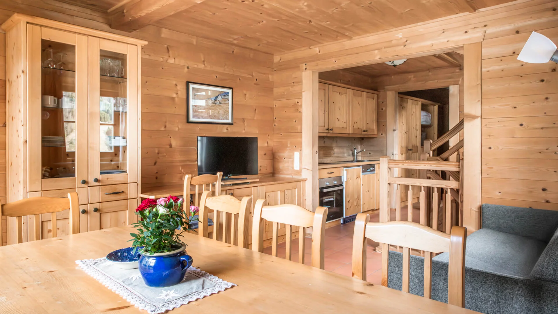Bauerndörfl Rindereben © Bernd Suppan Wood-paneled living room and kitchen with dining table and sofa