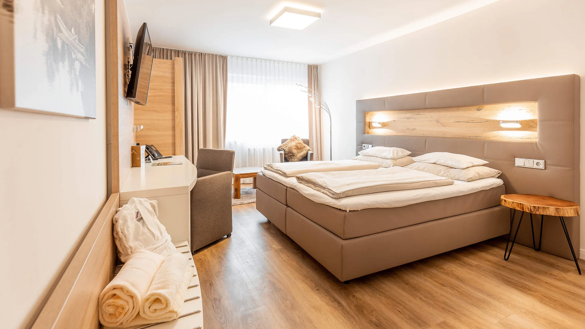 Modernes Hotelzimmer mit Doppelbett und Holzfußboden