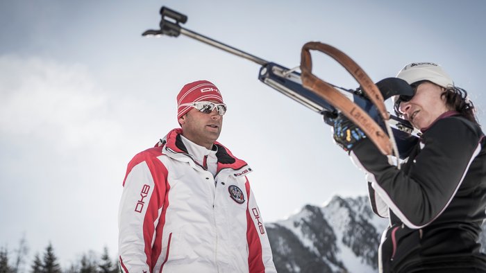 Hobby Biathlon © Manuel Kottersteger Trainer beobachtet Frau beim Biathlon-Schießen in den Bergen