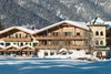 Sammelanfragen © Reinhold Glaser Schneebedecktes altes Holzhaus vor bewaldetem Berg im Winter