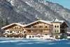 Sammelanfragen © Reinhold Glaser Schneebedecktes altes Holzhaus vor bewaldetem Berg im Winter