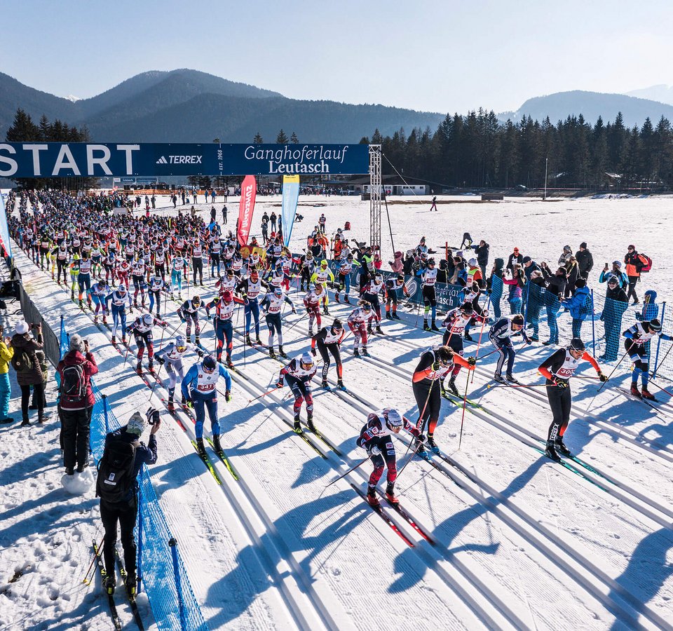 Ganghoferlauf 2025 © Region Seefeld - Sebastian Marko Start eines Langlaufrennens mit vielen Skifahrern auf einer verschneiten Strecke