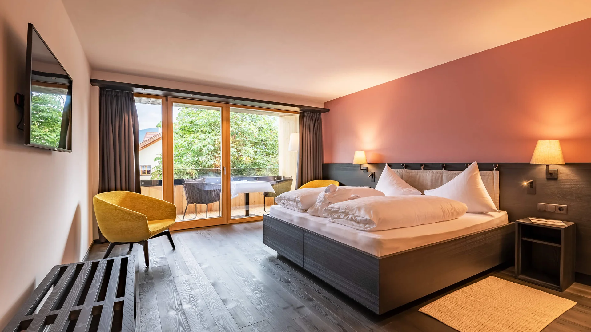 Hotel Brunnerhof © Hotel Brunnerhof der Brunner Christina & Co. KG Modernes Hotelzimmer mit Balkon und gelben Sesseln