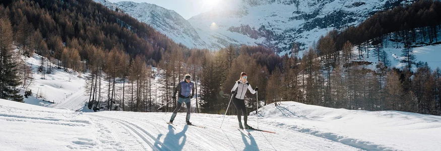 Passeiertal © Tourismusverein Passeiertal - Benjamin Pfitscher Zwei Personen beim Langlaufen auf verschneiter Berglandschaft bei Sonnenschein