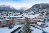 Sammelanfragen © Hotel Eden Betriebsges.m.b.H & Co KG Winterliches Dorf mit verschneiten Häusern und Bergen im Hintergrund