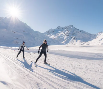 Paznaun - Ischgl/Galtür © TVB Paznaun-Ischgl Zwei Personen beim Langlaufen in verschneiter Berglandschaft bei Sonnenschein