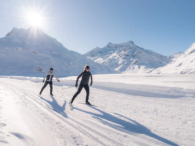 Schneesicher langlaufen: Wo Snowfarming in Österreich frühen Saisonstart möglich macht
© TVB Paznaun-Ischgl Zwei Personen beim Langlaufen in verschneiter Berglandschaft bei Sonnenschein