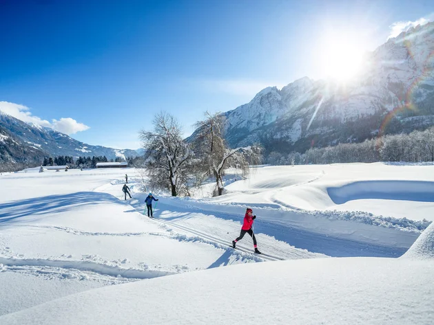 Schneesicher langlaufen: Wo Snowfarming in Österreich frühen Saisonstart möglich macht
© Martin Lugger Langläufer im sonnigen, verschneiten Bergtal vor schneebedeckten Bergen