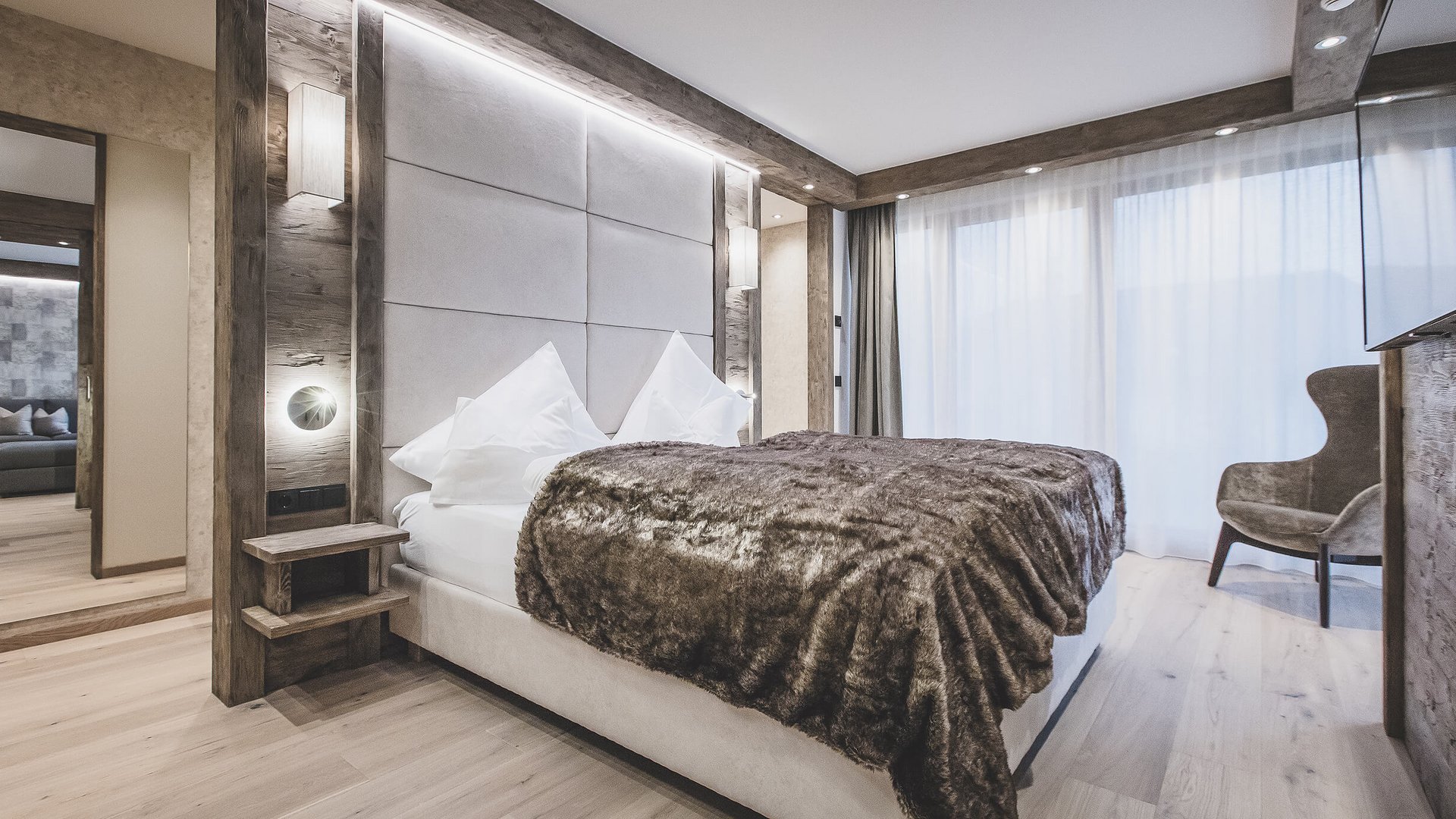 Modernes Schlafzimmer mit gemütlichem Bett und Pelzdecke