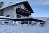 Sammelanfragen © Familie Moncher Schneebedecktes Haus und Garten bei klarem Himmel
